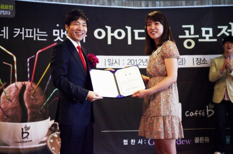 김선권 카페베네 대표(왼쪽)과 대상 수상자 유미연씨(오른쪽)