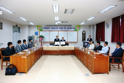 군산대학교 해양과학대학(학장 이정열)과 전라북도수산기술연구소(소장 김연수)는 29일(화) 군산대 해양과학대학 대회의실에서 ‘수산해양분야 기술정보교류 및 현안사업 공동개발 업무수행을 위한 협력 활성화’를 위해 MOU를 체결했다.