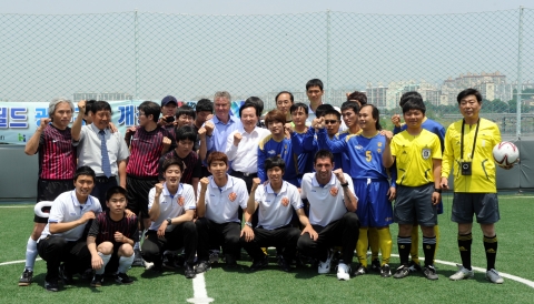 광주시는 2002 한일 월드컵 4강 신화의 주역인 거스 히딩크(FC 안지 마하치칼라) 감독과 그의 파트너 엘리자베스 피나스가 참석한 가운데 29일 오전11시 광주시각장애인축구장 ‘히딩크 드림필드(Hiddink Dream Field) 6호’ 개장식을 가졌다.