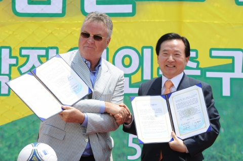 광주시는 2002 한일 월드컵 4강 신화의 주역인 거스 히딩크(FC 안지 마하치칼라) 감독과 그의 파트너 엘리자베스 피나스가 참석한 가운데 29일 오전11시 광주시각장애인축구장 ‘히딩크 드림필드(Hiddink Dream Field) 6호’ 개장식을 가졌다.