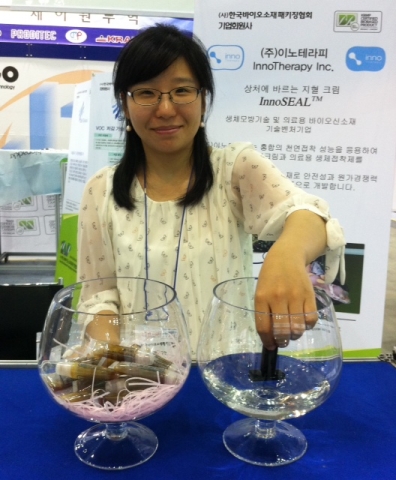 (주)이노테라피 연구원이 물 속에서도 붙는 접착제를 시연 중이다.