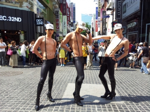 팝클로닷컴이 명동에서 '하이힐남' 퍼포먼스를 선보였다.
