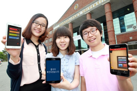KT와 한동대는 스마트폰 하나로 캠퍼스 생활을 더욱 편리하게 할 수 있는 ‘NFC 기반 스마트 캠퍼스’ 구축에 나선다고 밝혔다. 사진은 한동대학교 학생들이 캠퍼스 현동홀 앞에서 N