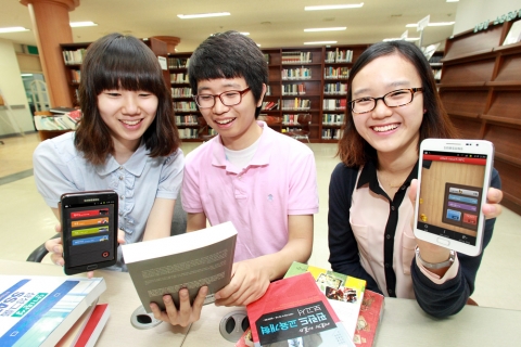 한동대학교 학생들이 캠퍼스 오석관에서 NFC폰을 이용하고 있는 모습.
