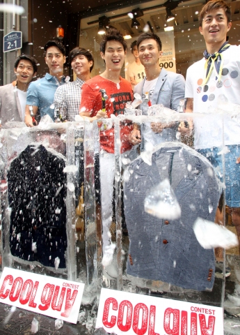지오지아(ZIOZIA)는 5월 30일, 오는 ‘환경의 날(6월 5일)’을 앞두고 ‘2012년 쿨가이 선발대회’ 본선 진출자들과 함께 ‘쿨가이 더위사냥 이벤트’를 알리는 ‘얼음 속 냉감수트 깨기’란 이색 퍼포먼스를 열었다.