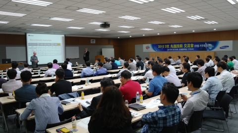 5월 30일 수원 '삼성 디지털 시티'에서 개최된 '선진 기술 세미나'에 참석한 삼성전자 협력사 직원들이 기구외관 분야에서 뛰어난 기술력을 가진 스웨덴 라메라(LAMERA)사의 기술 설명을 경청하고 있다.