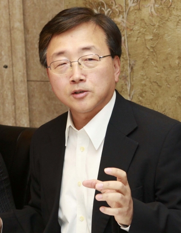 이동근 범경제계 에너지절약운동본부 본부장(대한상공회의소 상근부회장)은 30일 대한상의 회관에서 기자간담회를 열어 “이른 무더위와 대형발전소 공급 차질로 5월초부터 전력수급 위기가 찾아왔다”며 “대한상의 14만 회원기업들을 대상으로 일본수준의 고강도 절전캠페인에 나설 것”이라고 밝혔다.