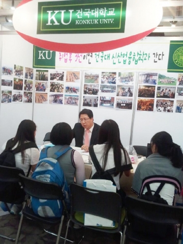 건국대 신산업융합학과는 지난 5월 23~24일 경기 고양시 일산 KINTEX에서 개최된 ‘2012 대한민국 고졸 인재 잡 콘서트’에 참여해 고졸 산업체 재직자의 대학진학에 관한 정보를 제공했다고 30일 밝혔다.