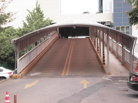 청주시(한범덕 시장)는 1억2000만원을 들여 녹색 교통문화 정착을 위한 사업의 일환으로 고속버스터미널 환승주차장 출입구에 캐노피 공사를 완료했다.