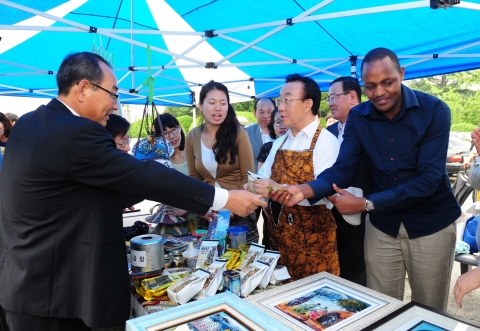 ‘2012 나눔과 어울림 한마당 축제’에서 김관용 경상북도지사가 앞치마를 두르고 아프리카 커피를 판매하고 있다.