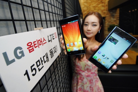 LG전자 전략 LTE 스마트폰 ‘옵티머스 LTE Ⅱ’가 출시 10일만에 15만대를 돌파 했다. 모델이 옵티머스 LTE Ⅱ를 들고 포즈를 취하고 있습니다.