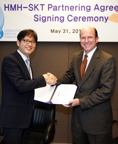 금일 오전 11시 SK T타워에서 있었던, SK텔레콤과 HMH와의 스마트 러닝 제휴계약 체결식에서 SK텔레콤 박상준 신사업추진단장(사진 왼쪽)과 HMH 티모시 캐넌 전략제휴부문 부