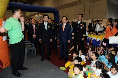 강운태 광주시장은 31일 오전 10시30분 김대중컨벤션센터에서 개막한 ‘2012 빛고을 안전체험 한마당’ 행사에 참석해 관계자를 격려하고, 윤봉근 시의장, 박청웅 소방안전본부장 등과 함께 지진체험 부스에서 관계자의 설명을 듣고 있다.