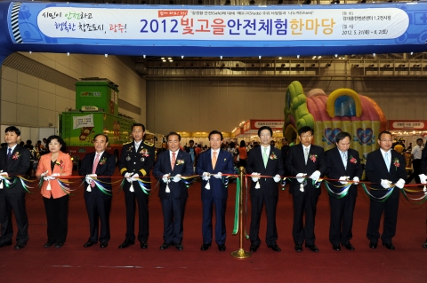 강운태 광주시장은 31일 오전 10시30분 김대중컨벤션센터에서 개막한 ‘2012 빛고을 안전체험 한마당’ 행사에 참석해 윤봉근 시의장, 장휘국 교육감, 박청웅 소방안전본부장 등과 함께 테이프커팅을 하고 있다.