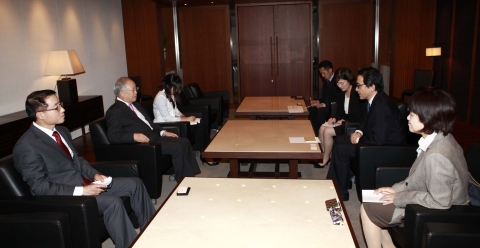 손경식 대한상공회의소 회장(왼쪽 가운데)은 31일 오후 대한상의회관에서 이시게 히로유키(石毛博行) 일본무역진흥기구 이사장(오른쪽 두번째)을 만나 양국경제현안 등 공동관심사에 관한 의견을 나누었다.