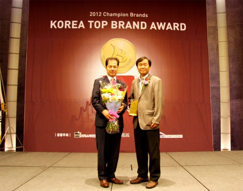 서울디지털대 오봉옥 대외협력처장(우)과 김기환 입학관리팀장(좌)이 `2012 코리아 탑 브랜드 대상을 수상한 뒤 기념촬영을 하고 있다.