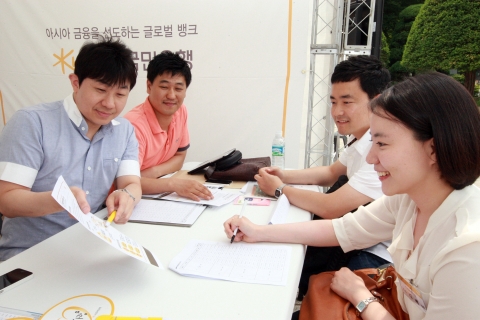 KB Talent Fair에 참가한 직원이 행사와 관련된 설명을 듣고 있다.