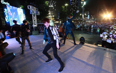 KT는 스마트폰 전용 음악서비스 ‘지니(Genie)’의 회원 200명을 초청하여 6월 2일(토) 서울 동대문 두타광장에서 ‘지니 AR(Augmented Reality, 증강현실) 영상쇼’를 열었으며, SM엔터테인먼트의 신인그룹 ‘EXO-K(엑소케이)’가 깜짝 방문해 팬미팅과 축하공연을 가져 고객들에게 잊지못할 추억과 감동을 선사했다.