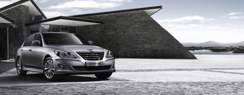 현대자동차(회장 정몽구)는 3일 내비게이션을 기본 적용하고 블루링크 서비스, 렉시콘 프리미엄 사운드 시스템 등 다양한 고객 선호사양을 신규 및 확대 적용해 고객 만족을 크게 향상시킨 ‘제네시스 2013’을 출시했다.