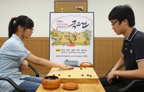 대한생명배 세계어린이 국수전 7회 우승자로 15세 때 프로에 입단한 나현 프로(18세, 사진 우측)와 10회 대회에서 3위를 수상하고 여성 최초로 세계 청소년 바둑대회의 한국대표로 뽑힌 오유진 양(14세, 사진 좌측)이 '제12회 대한생명배 세계어린이 국수전'개최를 축하하는 기념 대국을 펼치고 있다.