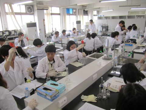 건국대는 전공체험-전공특강을 실시해 큰 호응을 얻었다. 환경공학전공체험하는 고교생들의 모습.