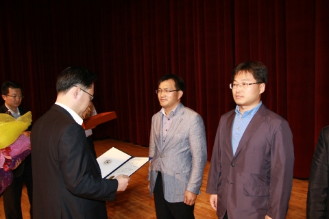 광주시는 ‘제17회 지역경제활성화 우수사례 발표대회’에서 행정안전부장관상을 수상했다. 왼쪽은 광주시 박남언 경제산업정책관이다.