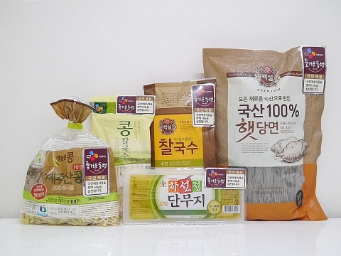 CJ제일제당은 콩나물, 국수, 칼국수, 당면, 단무지 등 총 5개 품목 30개 제품을 `즐거운 동행-국민제품’으로 전환, 6월9일부터 권장소비자가를 평균 10% 인하한다고 4일 밝혔다.