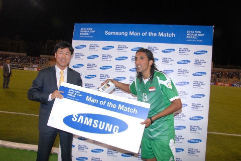 6월 3일 요르단 암만 국제 경기장에서 열린 '2014 월드컵 아시아 지역 최종 예선'에서 모바일과 반도체 부문 공식 후원사인 삼성전자가 경기에서 선전을 펼친 선수에게 수여하는 '우수 선수 시상(Samsung Man of the Match)'을 진행, 노상석 삼성전자 레반트 법인장이 이라크 선수에게 시상하며 부상으로 '갤럭시노트'를 증정하고 있다.