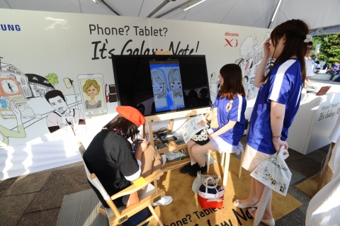 6월 3일 일본 사이타마 스타디움에서 열린 '2014 월드컵 아시아 지역 최종 예선'에서 모바일과 반도체 부문 공식 후원사인 삼성전자가 스타디움 내에 '삼성 갤럭시노트 스튜디오'를 마련하여 축구팬들에게 캐리커쳐 이벤트를 실시하고 있다.