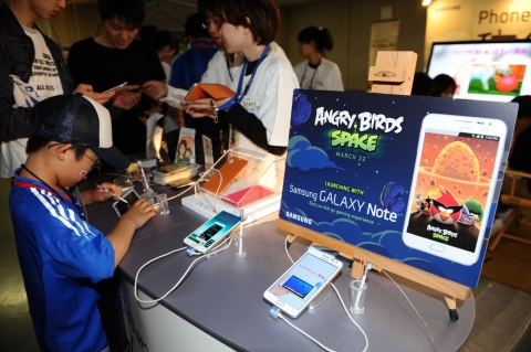 6월 3일 일본 사이타마 스타디움에서 열린 '2014 월드컵 아시아 지역 최종 예선'에서 모바일과 반도체 부문 공식 후원사인 삼성전자가 스타디움 내에 '삼성 갤럭시노트 스튜디오'를 마련하여 축구팬들이 갤럭시노트를 사용해 보고 있다.