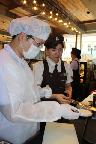 카페베네 위생TF팀 최윤석 과장이 위생점검을 실시하고 있다