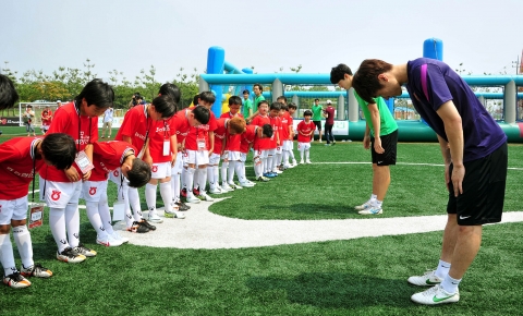 축구교실 어린이들과 인사하는 박지성