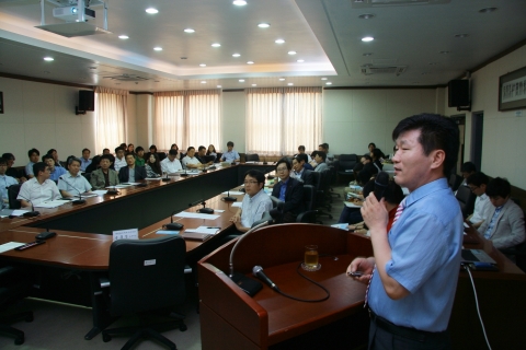 4일 충남발전연구원(원장 박진도)은 대전참여자치시민연대 금홍섭 사무처장을 초청하여 청렴교육을 실시하고 있다