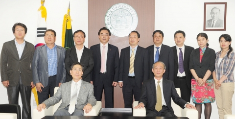 건국대는 4일 한성일 총장 직무대행이 중국 무한이공대학(Wuhan University of Technology) 강찬화(康灿华) 부총장을 비롯한 부총장단을 만나 공동연구와 학술교류, 교수와 학생 교류 등 상호교류협력을 위한 협정(MOU)을 체결했다고 밝혔다.