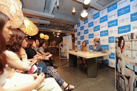가수 이효리가 지난 6월 4일 홍대에 위치한 KT&G상상마당에서 ‘예스24 향긋한 북살롱’을 통해 자신의 반려동물에 대한 에세이 <가까이: 효리와 순심이가 시작하는 이야기>의 저자로서 처음으로 60여명의 독자들과 만났다.