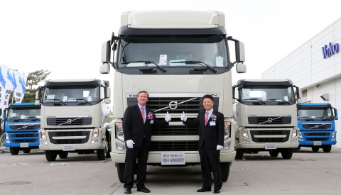 (왼쪽부터) 볼보트럭 아시아지역 본사(Volvo Group – Asia Truck Operations) 이안 싱클레어 (Ian Sinclair) 제품 총괄이사 (Product Management Director), 볼보트럭코리아 김영재 사장(Volvo Trucks Korea CEO, Kim Young-Jae)&gt;