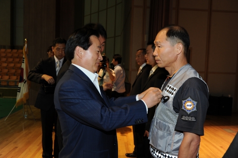 강운태 광주시장이 광산소방서 김현수 소방장에게 하트세이버 배지를 수여하고 있다. ※ 하트세이버 배지는 심폐소생술을 통해 생명을 소생시킨 시민과 구급대원에게 수여하는 배지이다.