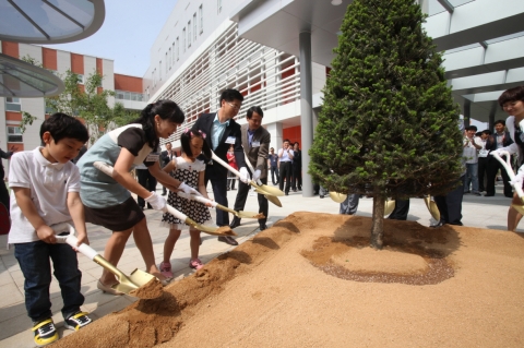 삼성전자가 여성 임직원들이 육아 부담을 덜고 업무에 집중해 개인 역량을 더욱더 발휘할 수 있도록 디지털시티(수원사업장)에 어린이집을 개원했다. 기념식수 행사를 진행하는 모습(왼쪽부터 대표원아, 박성경 어린이집 원장, 대표원아, 삼성전자 디지털시티 한가족협의회 사원대표 조영욱 과장, 삼성전자 DMC부문 인사팀장 원기찬 부사장)