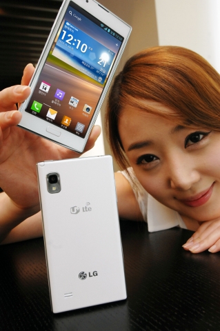 5월 출시 이후 선풍적 인기를 끌고 있는 LG전자 전략 스마트폰 '옵티머스 LTE Ⅱ'의 화이트 버전이 출시되었다. 모델이 ‘옵티머스 LTE Ⅱ 화이트’를 들고 포즈를 취하고 있다.