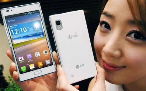 5월 출시 이후 선풍적 인기를 끌고 있는 LG전자 전략 스마트폰 '옵티머스 LTE Ⅱ'의 화이트 버전이 출시되었다. 모델이 ‘옵티머스 LTE Ⅱ 화이트’를 들고 포즈를 취하고 있다.