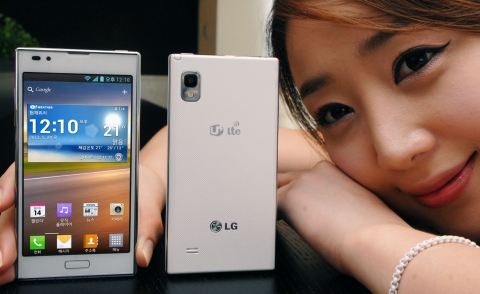 5월 출시 이후 선풍적 인기를 끌고 있는 LG전자 전략 스마트폰 '옵티머스 LTE Ⅱ'의 화이트 버전이 출시되었다. 모델이 ‘옵티머스 LTE Ⅱ 화이트’를 들고 포즈를 취하고 있다.