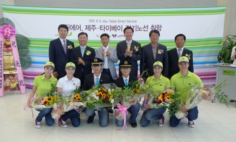 6월 6일(수) 제주국제공항에서 진행된 진에어의 제주-타이베이 정기노선 취항식에서 취항 첫 편에 탑승하는 승무원들과 참석 인사들이 기념 사진을 찍고 있다. 뒤편 좌측에서부터 문지영 대한항공 제주여객서비스지점장, 신현오 한진그룹 제주지역본부장, 김재건 진에어 대표이사, 우기홍 대한항공 여객사업본부장, 정홍근 진에어 경영지원부서장, 박정규 진에어 제주지점장 순.