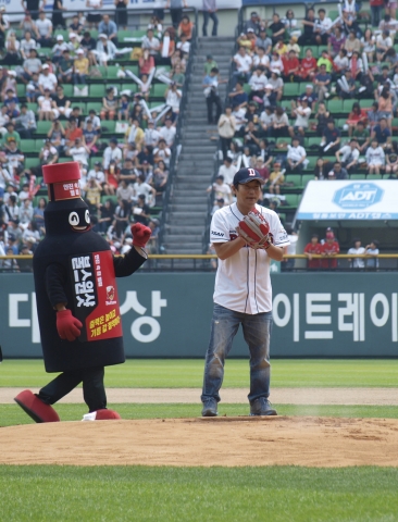 두산베어스의 공식 스폰서로 활동 중인 불스원은 지난 6일 잠실야구장에서 열린 두산 베어스와 SK 와이번스의 경기에서 야구장 안팎으로 다채로운 이벤트와 프로모션을 진행, 야구 관람객에게 색다른 즐거움을 선사했다.