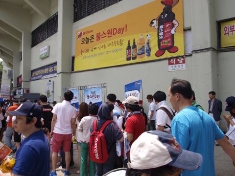 두산베어스의 공식 스폰서로 활동 중인 불스원은 지난 6일 잠실야구장에서 열린 두산 베어스와 SK 와이번스의 경기에서 야구장 안팎으로 다채로운 이벤트와 프로모션을 진행, 야구 관람객에게 색다른 즐거움을 선사했다.