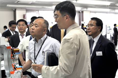 현대모비스는 지난 6일 일본시장 공략을 위해 스즈키 본사를 방문해 스즈키 구매본부장 하카마타 상무(앞줄 왼쪽), 해외조달센터장 모치즈키 전무(앞줄 가운데), 현대모비스 해외사업본부장 이준형 부사장(앞줄 오른쪽) 등이 참석한 가운데 부품전시회를 개최했다.