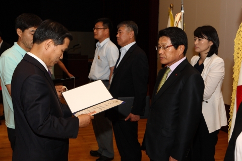 왼쪽) 장홍석 행정안전부재난안전실장, 오른쪽) 권흠삼 석유공사 기획관리 본부장