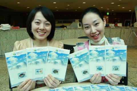 서울지방우정청 여직원들이 기념우표첩을 보여주고 있다.