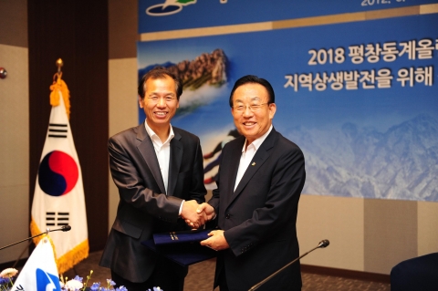 김관용 경상북도지사는 6. 8.(금) 11:20 강원도 평창 알펜시아 리조트 컨벤션센터에서 경북과 강원에 걸친 남북축 광역SOC 사업의 조속한 추진을 위해 최문순 강원도지사와 공동