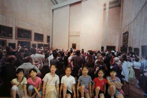 양산문화예술회관 &#039;세계유명미술관 수학여행전&#039;을 방문한 어린이 관람객들이 루브르 박물관 내부전경을 배경으로 기념사진을 찍기위해 포즈를 취하고 있다