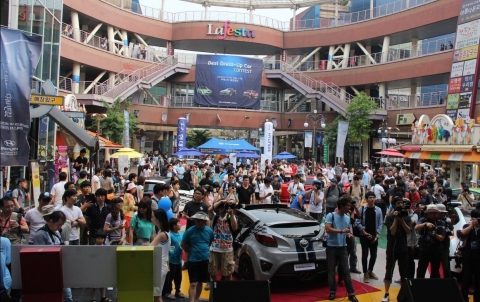 지난 9일 ‘베스트 드레스업 카 콘테스트(Best Dress-up Car Contest)’ 행사가 펼쳐진 일산 라페스타 광장의 모습.